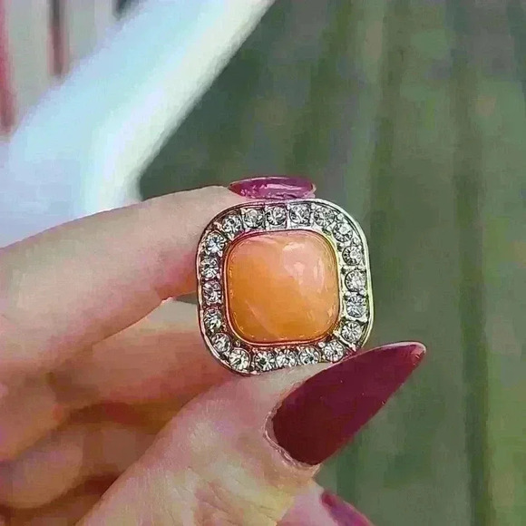 VINTAGE salmon stones with gold tone rehnistones stud  earrings - Picture 12 of 17